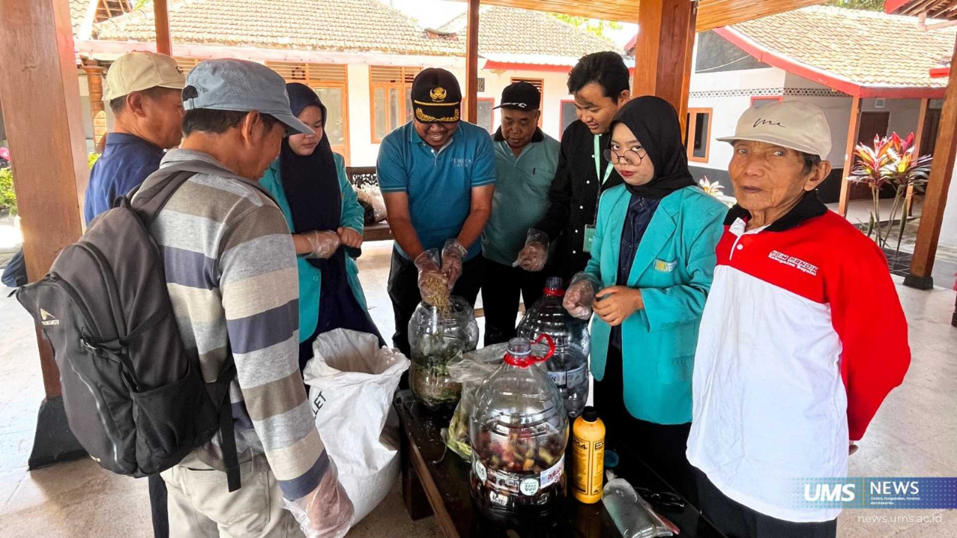 Manfaatkan Limbah Organik Jadi Pupuk, PPK Ormawa IMM Al-Ghozali UMS Edukasi Petani Desa Catur